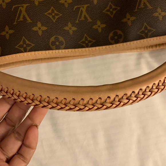 *SOLD* Almost New Authentic Louis Vuitton Artsy - Picture 3 of 8